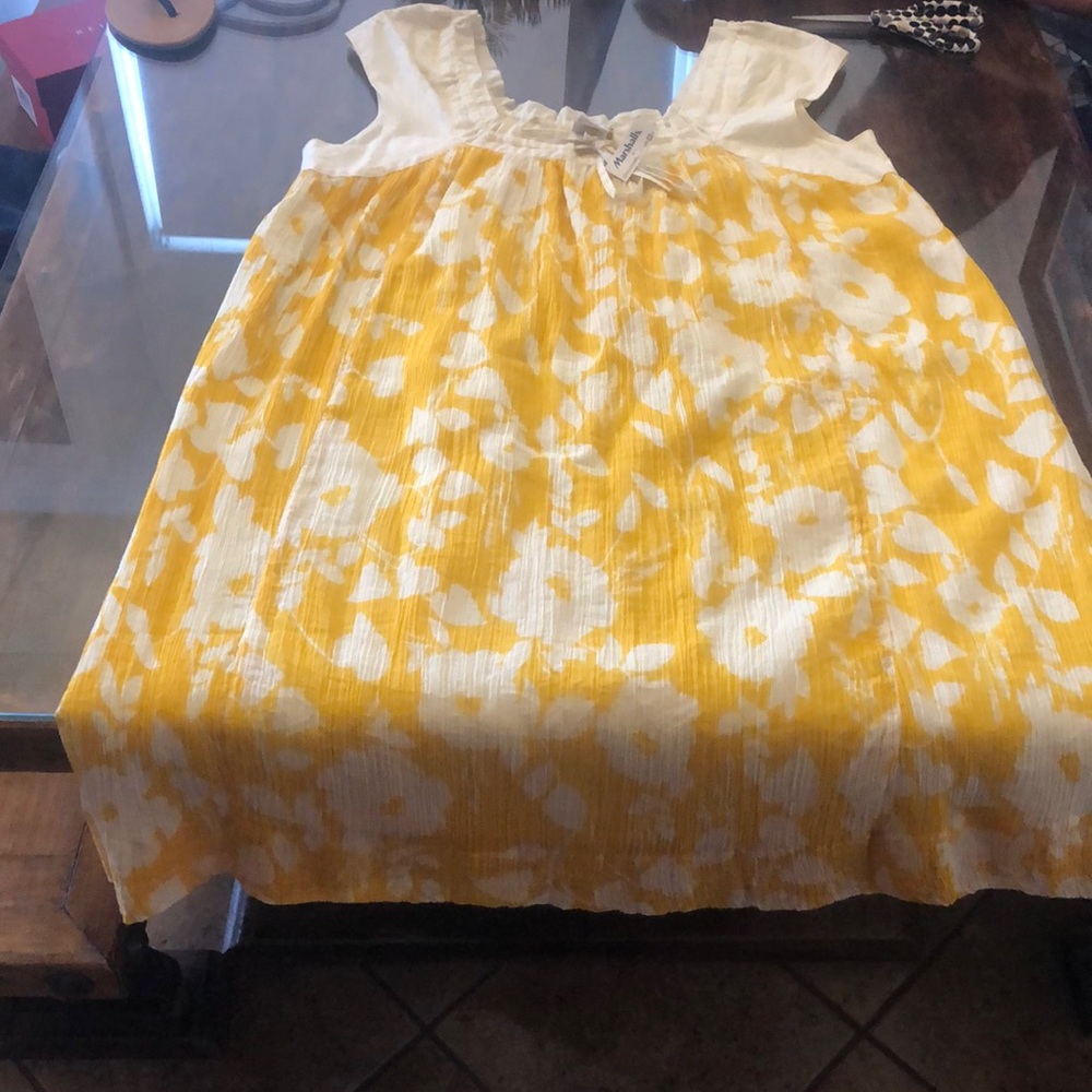 Womens blouse no sleeve with tag